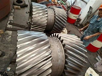 Большие нестандартные промышленные шестерни: косозубые, кольцевые, колесные и валовые